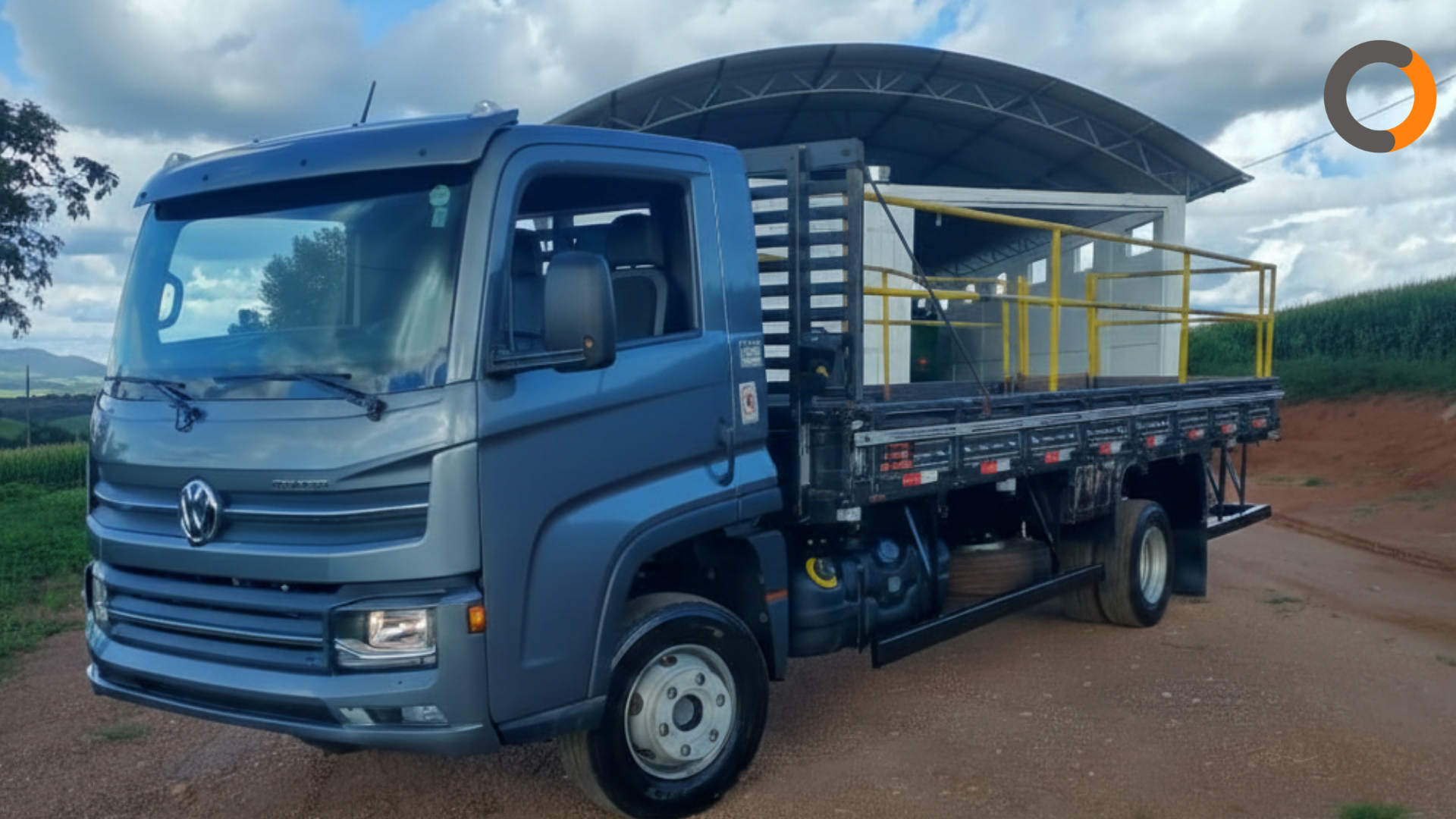 Caminhão carroceria - máquina pesada